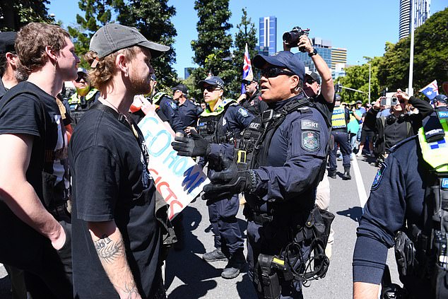 2025年8月30日星期六,在布里斯班举行的澳大利亚反移民游行集会上,警方试图控制与反抗议者发生冲突的示威者。(AAP图片/Jono Searle)无存档