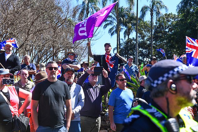 2025 年 8 月 30 日星期六,在布里斯班举行的澳大利亚反移民游行集会上,抗议者向反抗议者大声回击。(AAP 图片/Jono Searle)无存档
