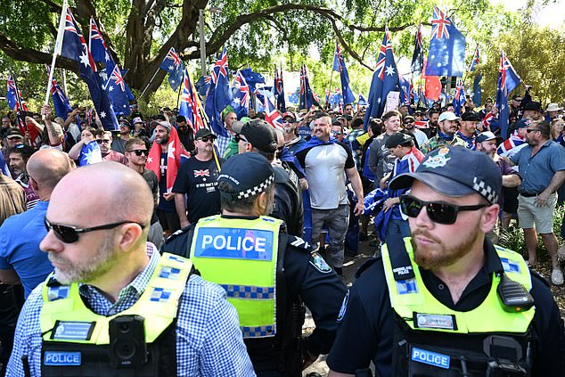 2025 年 8 月 31 日星期日,布里斯班,在一场反对反移民抗议者的集会中,警察将反移民抗议者和支持移民抗议者分开。(AAP 图片/Darren England)无存档