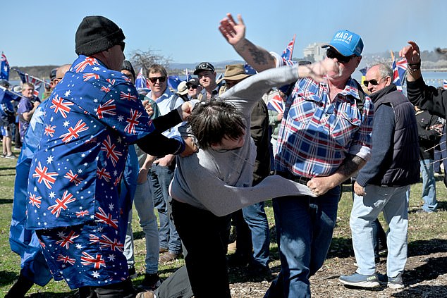 2025 年 8 月 31 日星期日,在堪培拉举行的澳大利亚反移民游行集会上,一名反法西斯抗议者被反移民抗议者制服。(AAP 图片/Mick Tsikas)无存档
