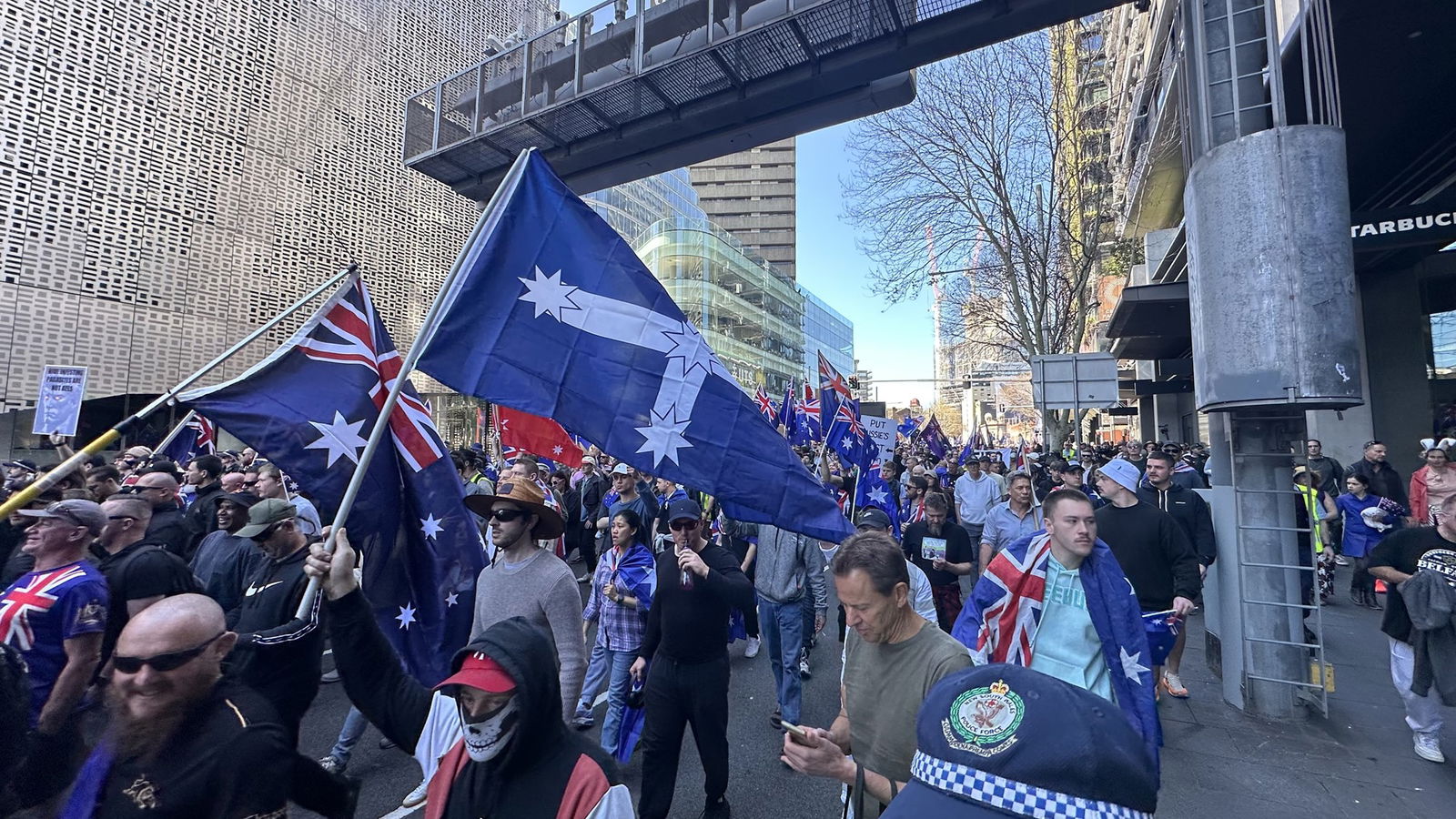 一群人举着澳大利亚国旗行走