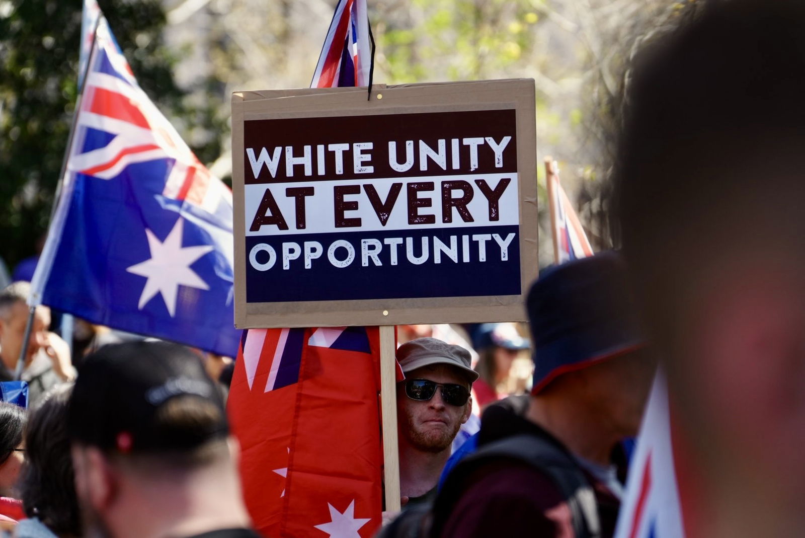 一块写着“白人应抓住一切机会团结起来”的牌子