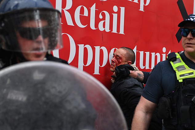 2025年8月31日,星期日,墨尔本,抗议者参加反移民集会。“为澳大利亚游行”运动在澳大利亚各地举行反移民集会,预计将与计划中的亲巴勒斯坦抗议活动同时进行。(AAP图片/迈克尔·柯里)暂无存档