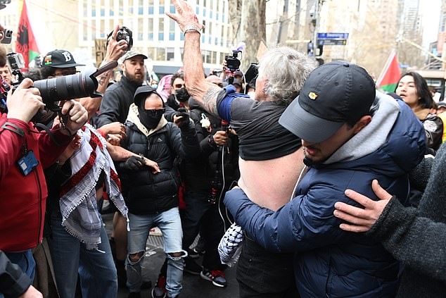 2025年8月31日,星期日,墨尔本,抗议者参加反移民集会。“为澳大利亚游行”运动在澳大利亚各地举行反移民集会,预计将与计划中的亲巴勒斯坦抗议活动同时进行。(AAP图片/迈克尔·柯里)暂无存档