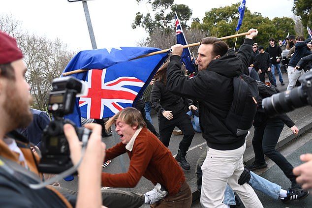 2025年8月31日,星期日,墨尔本,抗议者参加反移民集会。“为澳大利亚游行”运动在澳大利亚各地举行反移民集会,预计将与计划中的亲巴勒斯坦抗议活动同时进行。(AAP图片/迈克尔·柯里)暂无存档