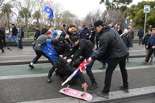 2025年8月31日,星期日,墨尔本,抗议者参加反移民集会。“为澳大利亚游行”运动在澳大利亚各地举行反移民集会,预计将与计划中的亲巴勒斯坦抗议活动同时进行。(AAP图片/迈克尔·柯里)暂无存档