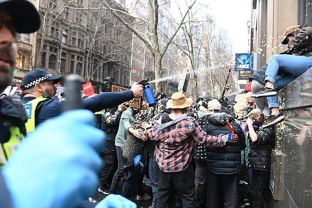 2025年8月31日,星期日,墨尔本,抗议者参加反移民集会。“为澳大利亚游行”运动在澳大利亚各地举行反移民集会,预计将与计划中的亲巴勒斯坦抗议活动同时进行。(AAP图片/迈克尔·柯里)暂无存档