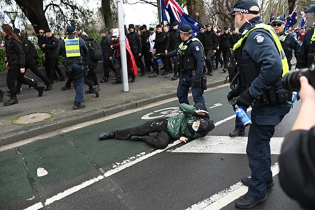 2025年8月31日,星期日,墨尔本,抗议者参加反移民集会。“为澳大利亚游行”运动在澳大利亚各地举行反移民集会,预计将与计划中的亲巴勒斯坦抗议活动同时进行。(AAP图片/迈克尔·柯里)暂无存档
