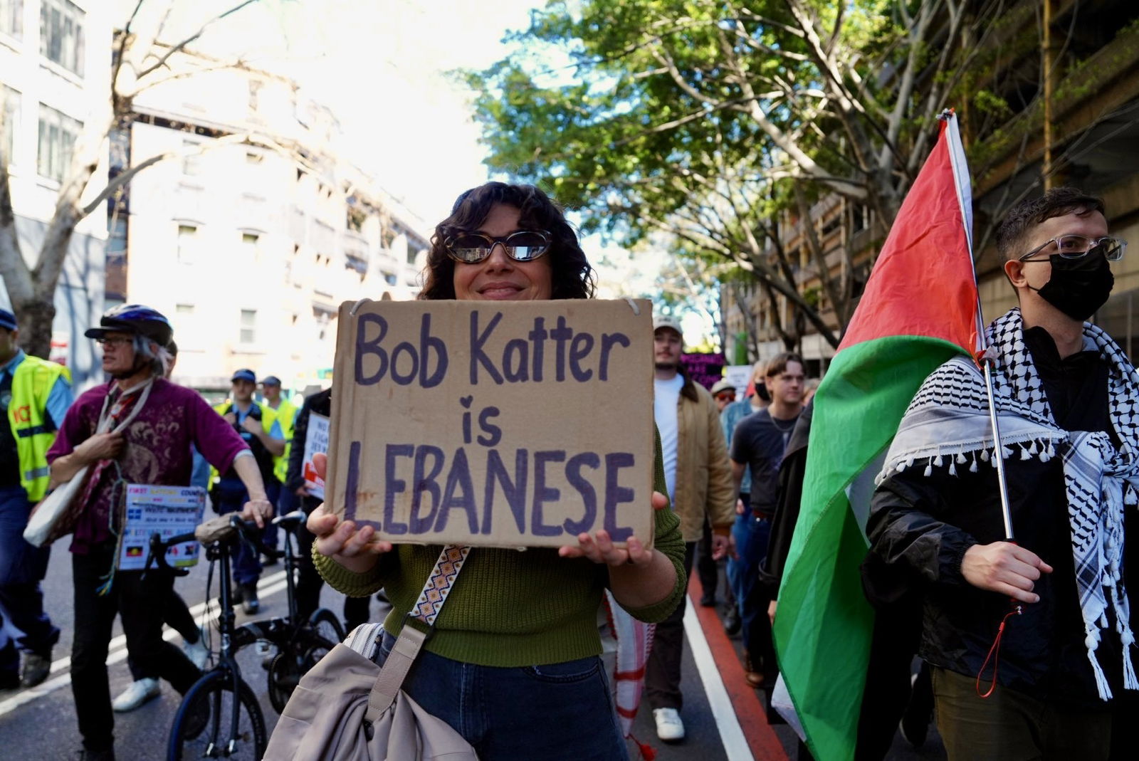 在亲巴勒斯坦集会上,一名妇女举着一块牌子,上面写着“鲍勃·卡特是黎巴嫩人”。