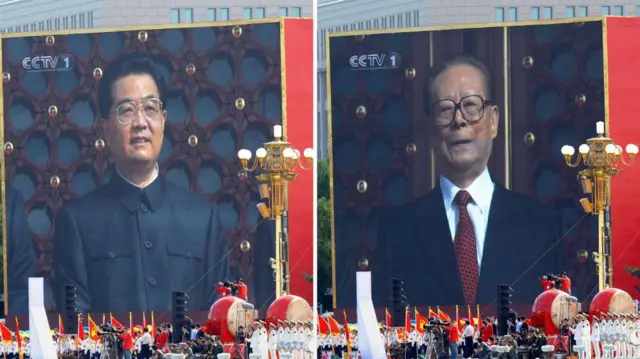 此组合画面上放映了2009年10月1日中国国家主席胡锦涛(左)和前国家主席江泽民(右)在天安门城楼观看国庆阅兵的照片。