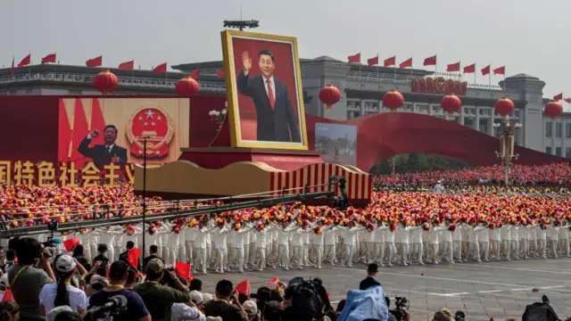 2019 年 10 月 1 日,在北京天安门广场举行的庆祝中华人民共和国成立 70 周年阅兵式上,中国国家主席习近平的巨幅画像被放置在一辆彩车上