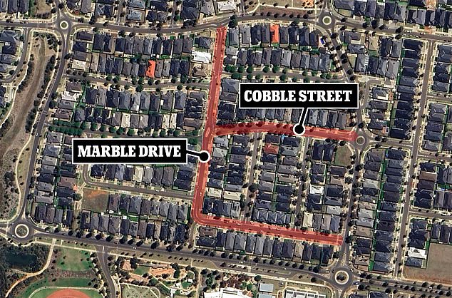 两名死者被发现在科布尔班克，彼此相距仅数百米