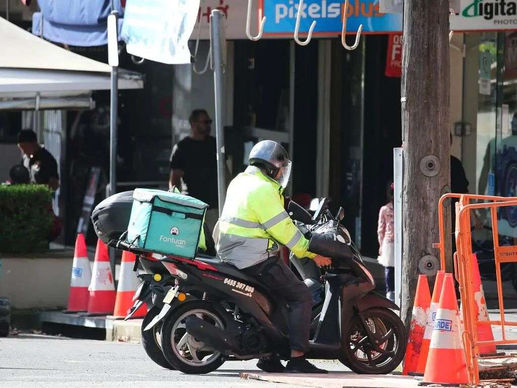 悉尼的一名送餐骑手。图片:Gaye Gerard/NewsWire