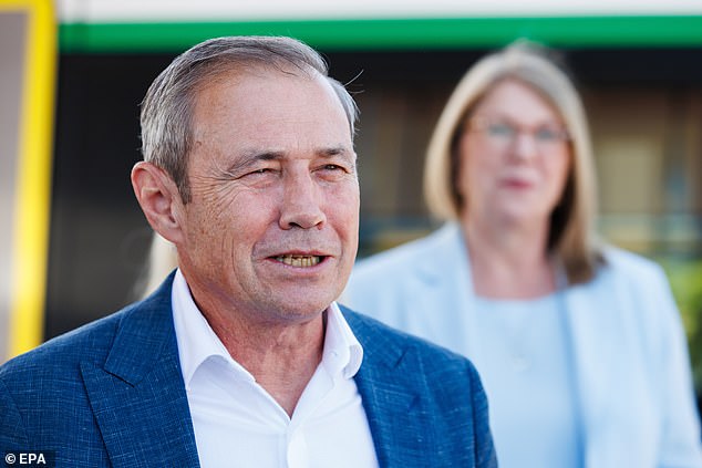 州长罗杰·库克(如图)表示,此次公共日程调整得到了公众的“压倒性”支持