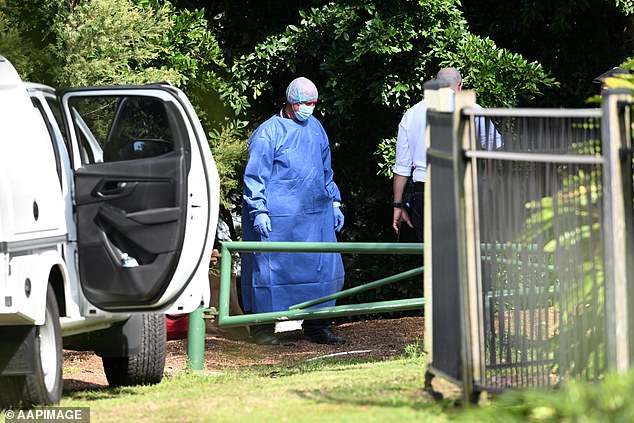 几个小时后，一名路过的保安人员发现了这名女子