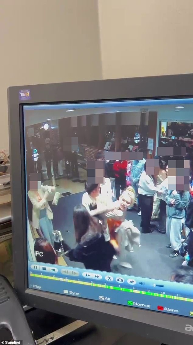 30 岁的 Babbie 说,她和一名年轻女子发生了口角,但当那名女子打了她的脸时,餐厅外面的情况变得更糟糕了