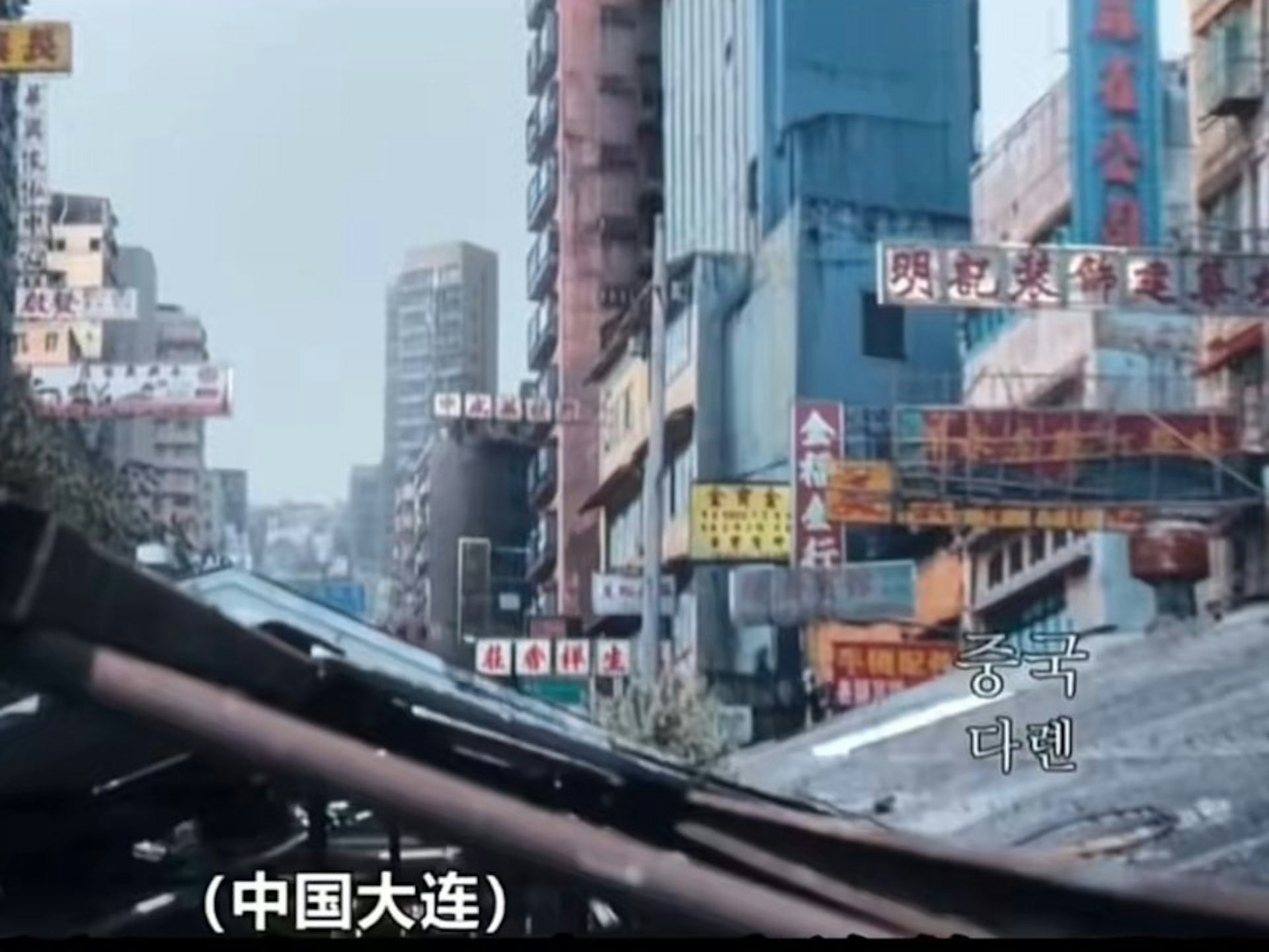 2025年9月20日，凭出演《我的野蛮女友》及《来自星星的你》在亚洲享有高人气的韩国女性全智贤，近日因其新剧《暴风圈》内的部份画面及台词“为什么中国会偏向选择战争？”，遭内地网民狠批是在辱华。事件持续发酵。有网民发现，全智贤在内地代言的护肤品及手表品牌已将其广告下架。（网络图片）