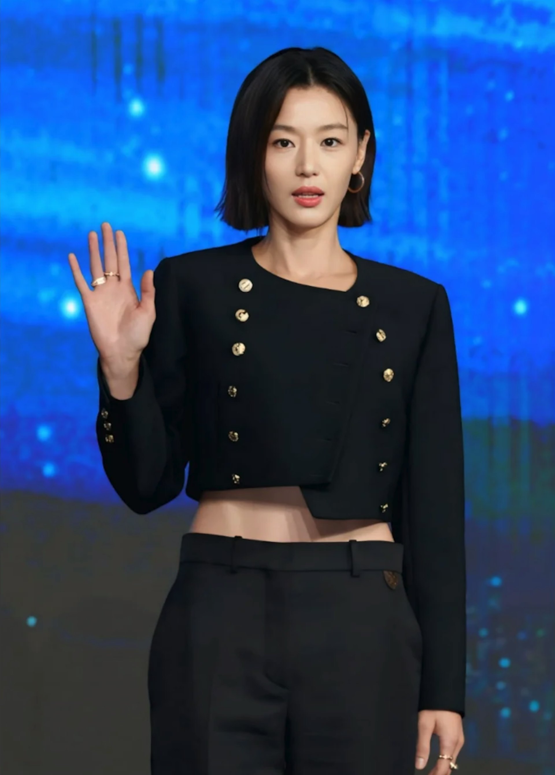 2025年9月20日，凭出演《我的野蛮女友》及《来自星星的你》在亚洲享有高人气的韩国女性全智贤，近日因其新剧《暴风圈》内的部份画面及台词“为什么中国会偏向选择战争？”，遭内地网民狠批是在辱华。事件持续发酵。有网民发现，全智贤在内地代言的护肤品及手表品牌已将其广告下架。（网络图片）