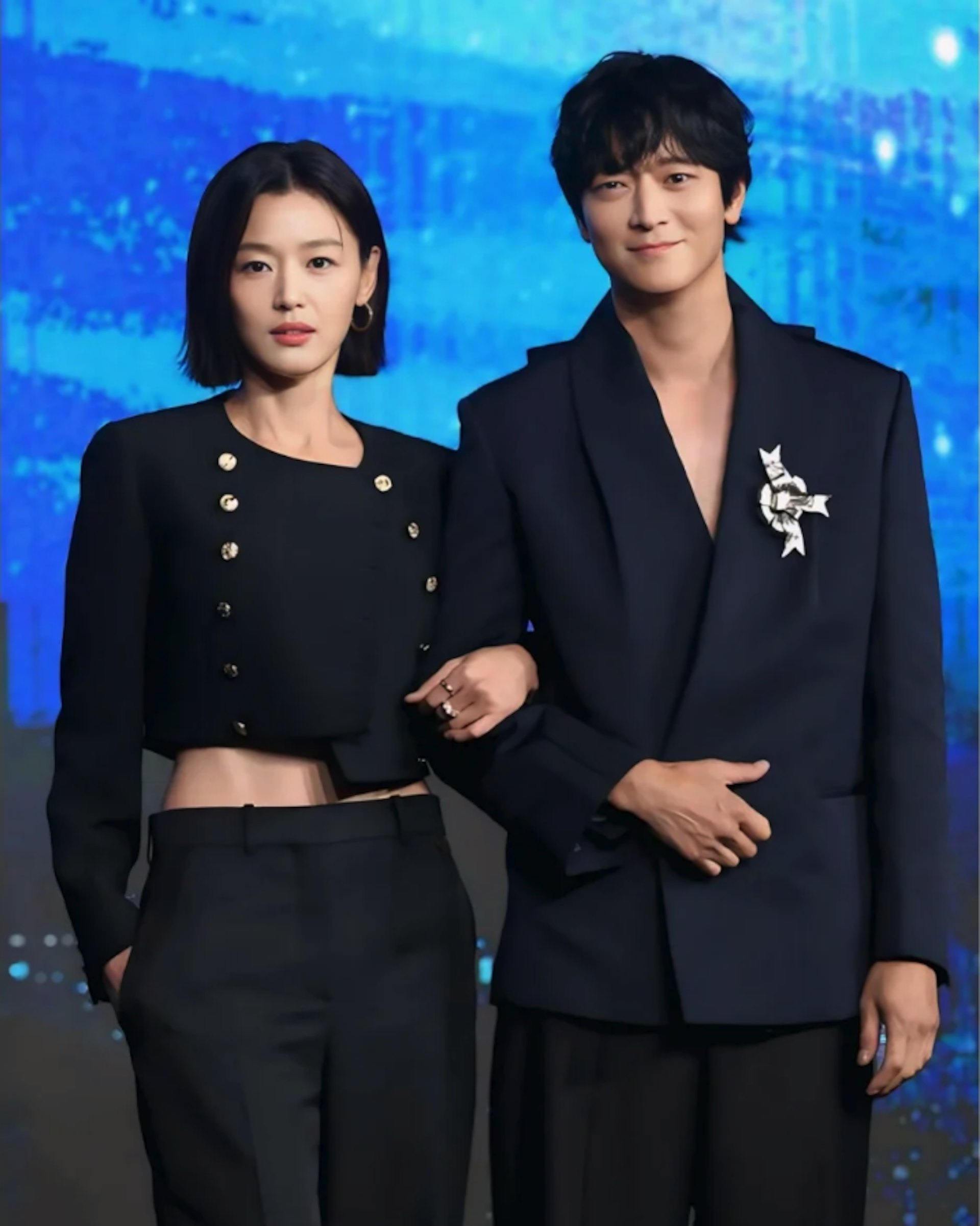 2025年9月20日，凭出演《我的野蛮女友》及《来自星星的你》在亚洲享有高人气的韩国女性全智贤（左），近日因其新剧《暴风圈》内的部份画面及台词“为什么中国会偏向选择战争？”，遭内地网民狠批是在辱华。事件持续发酵。有网民发现，全智贤在内地代言的护肤品及手表品牌已将其广告下架。（网络图片）