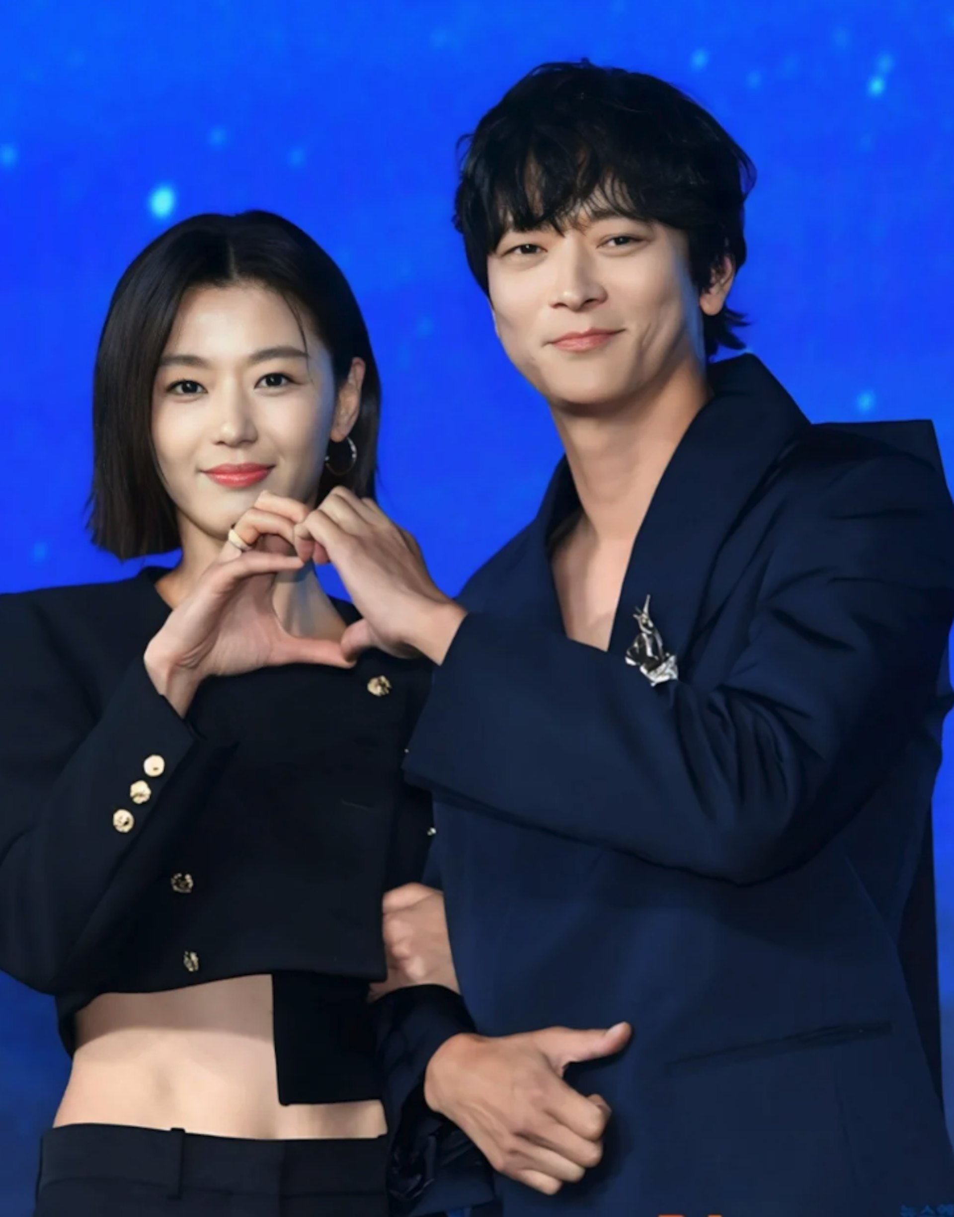 2025年9月20日，凭出演《我的野蛮女友》及《来自星星的你》在亚洲享有高人气的韩国女性全智贤（左），近日因其新剧《暴风圈》内的部份画面及台词“为什么中国会偏向选择战争？”，遭内地网民狠批是在辱华。事件持续发酵。有网民发现，全智贤在内地代言的护肤品及手表品牌已将其广告下架。（网络图片）