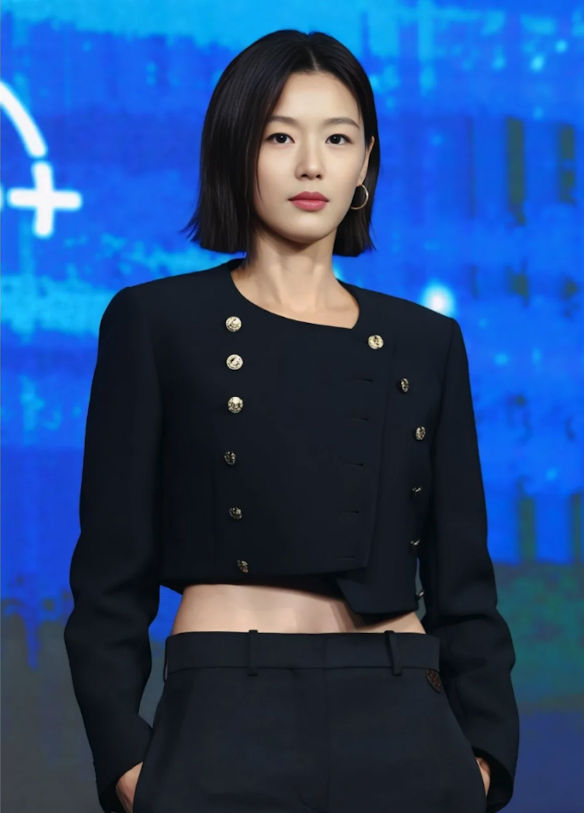 2025年9月20日，凭出演《我的野蛮女友》及《来自星星的你》在亚洲享有高人气的韩国女性全智贤，近日因其新剧《暴风圈》内的部份画面及台词“为什么中国会偏向选择战争？”，遭内地网民狠批是在辱华。事件持续发酵。有网民发现，全智贤在内地代言的护肤品及手表品牌已将其广告下架。（网络图片）