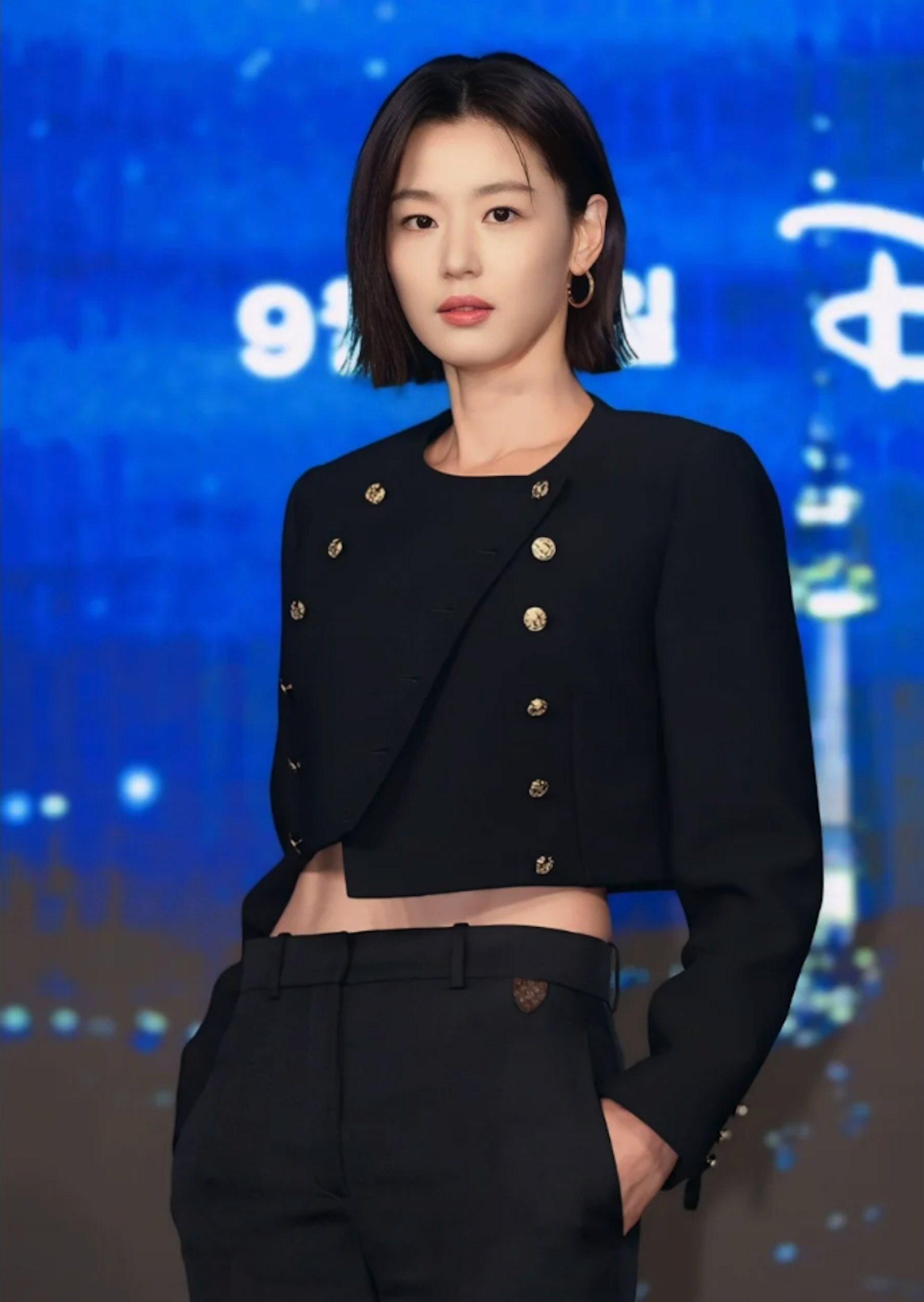 2025年9月20日，凭出演《我的野蛮女友》及《来自星星的你》在亚洲享有高人气的韩国女性全智贤，近日因其新剧《暴风圈》内的部份画面及台词“为什么中国会偏向选择战争？”，遭内地网民狠批是在辱华。事件持续发酵。有网民发现，全智贤在内地代言的护肤品及手表品牌已将其广告下架。（网络图片）