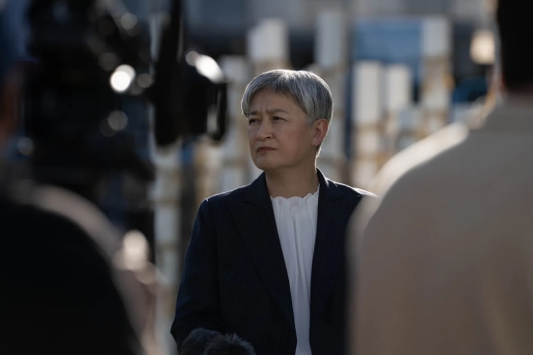 黄英贤外长在纽约接受记者采访。