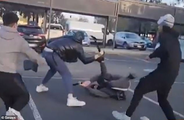 警方正在调查周二在 Broadmeadows Central 发生的一起令人震惊的砍刀袭击事件