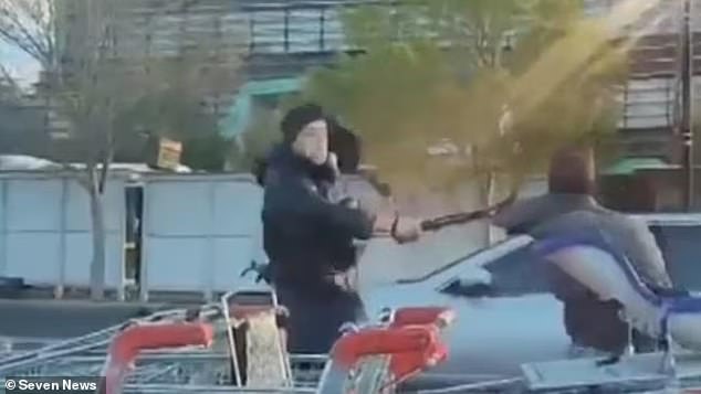 在光天化日之下的袭击中,人们看到男子们挥舞着砍刀互相攻击