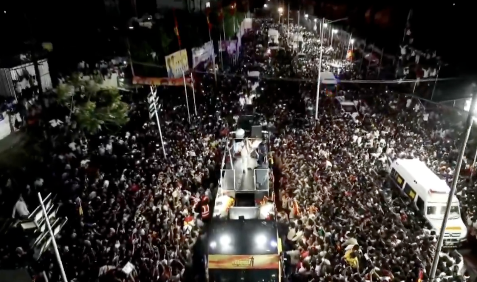 印度发生严重踩踏事件,至少造成39人死亡。图/翻摄自X@erbmjha