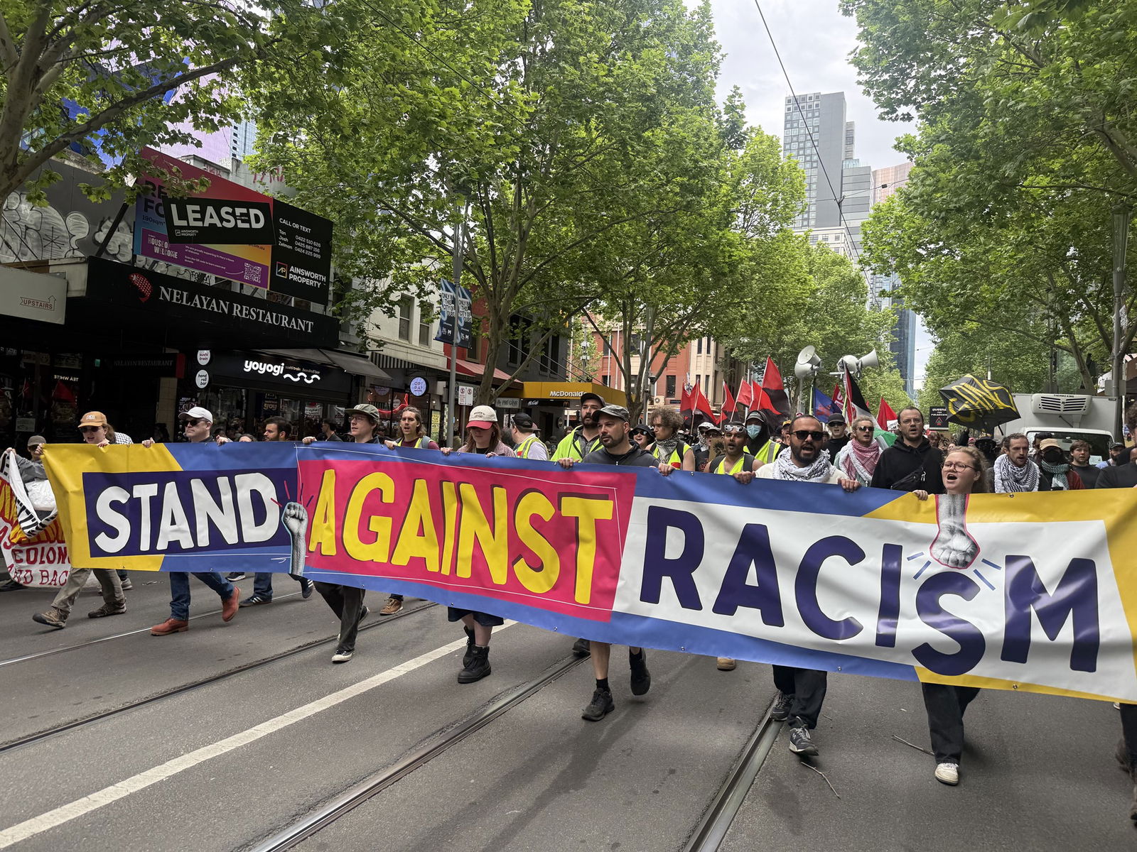 一群人举着“反对种族主义”的横幅