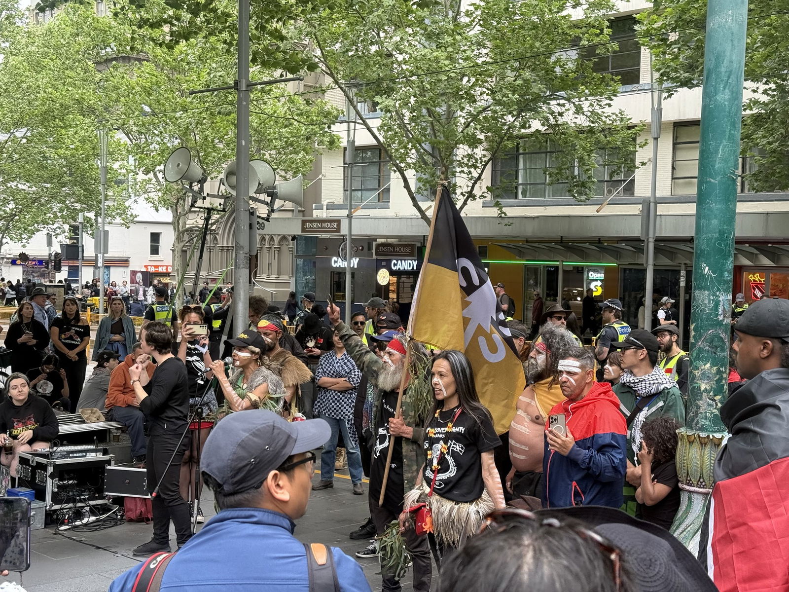 人群注视着一个人对着麦克风讲话