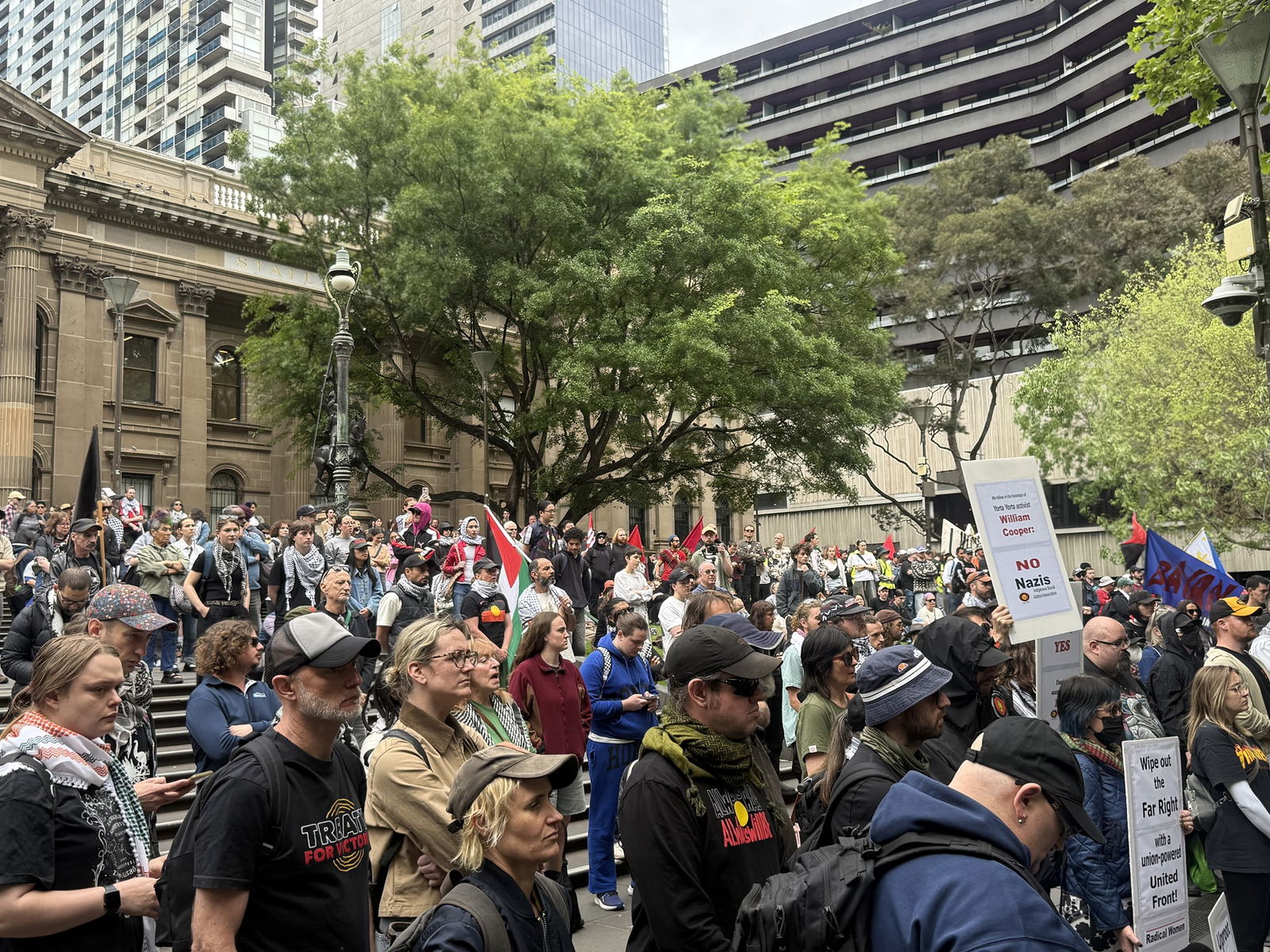 一群人举着标语