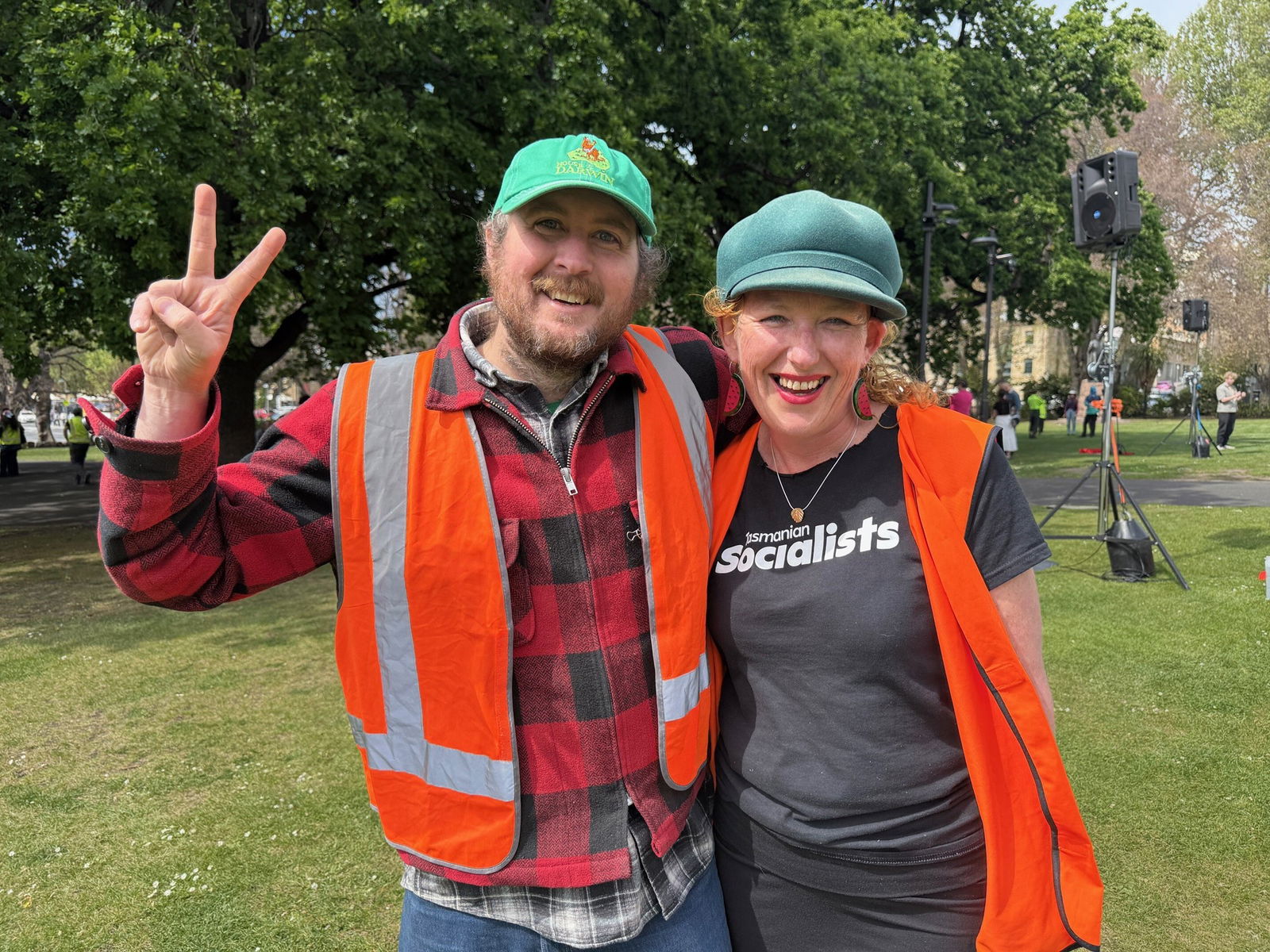 Matt Hauvrick 和 Angela Finch 身穿高能见度背心站在公园里