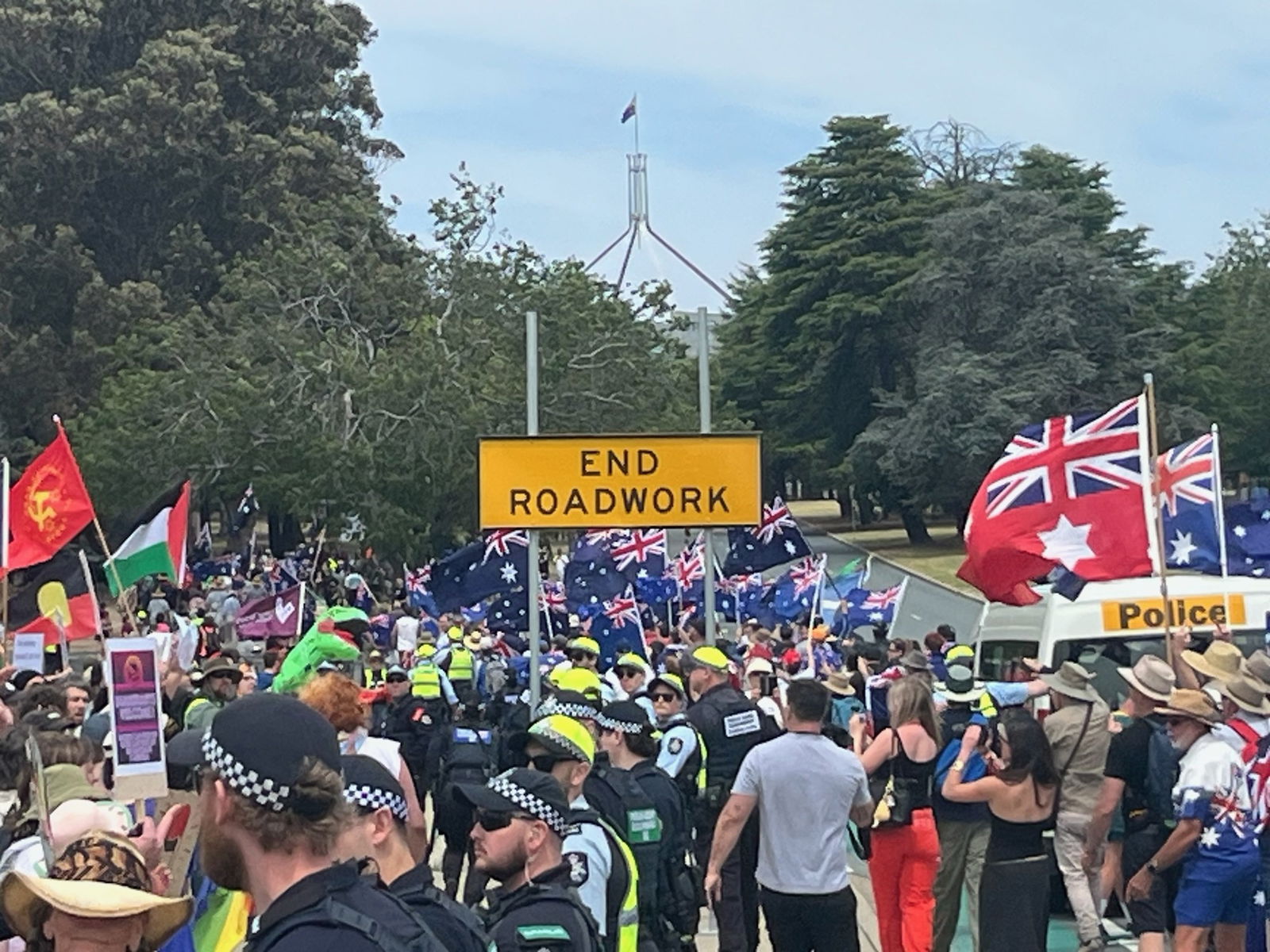 一群抗议者在议会大厦前游行。