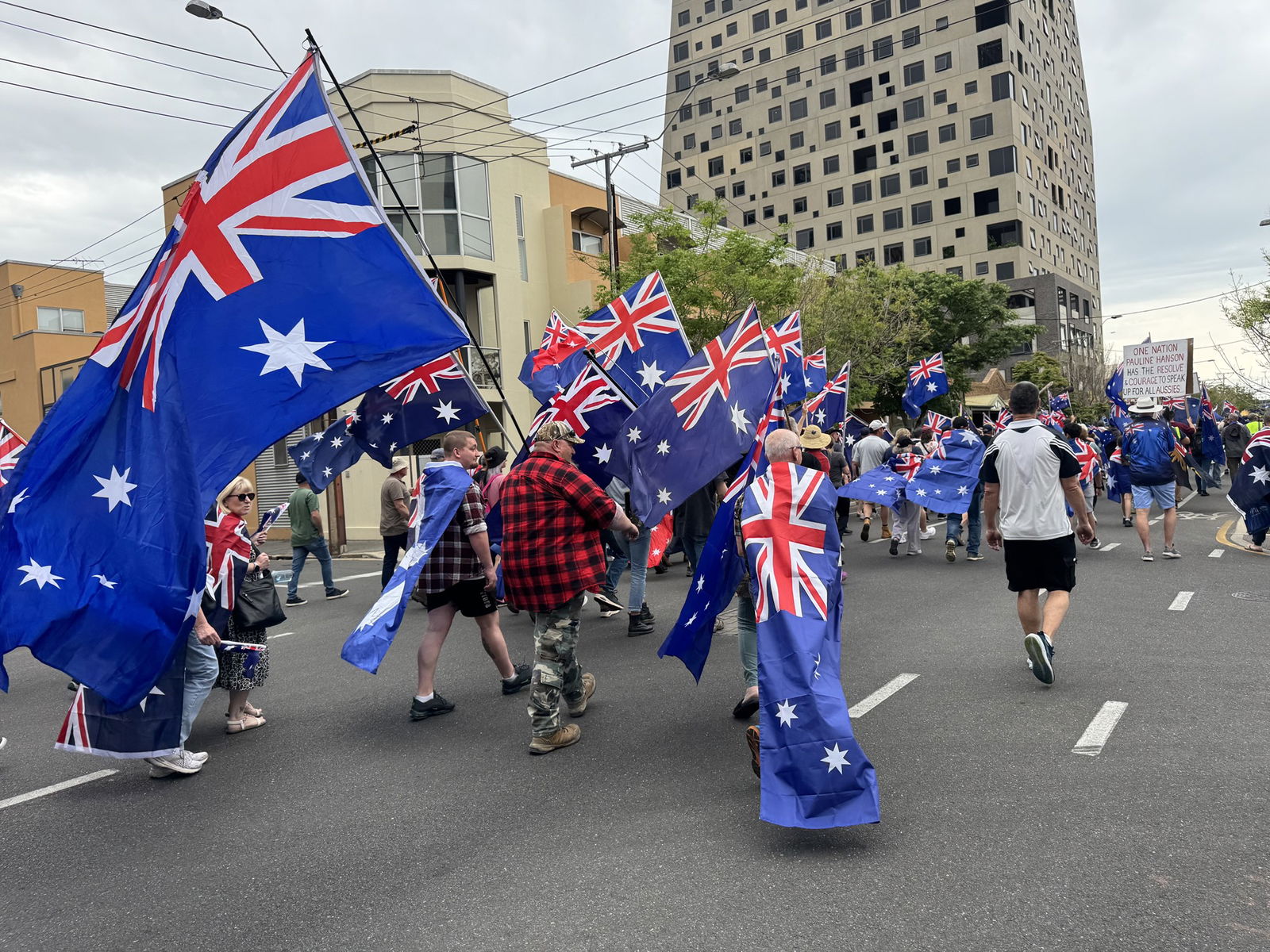 人们举着澳大利亚国旗穿过阿德莱德