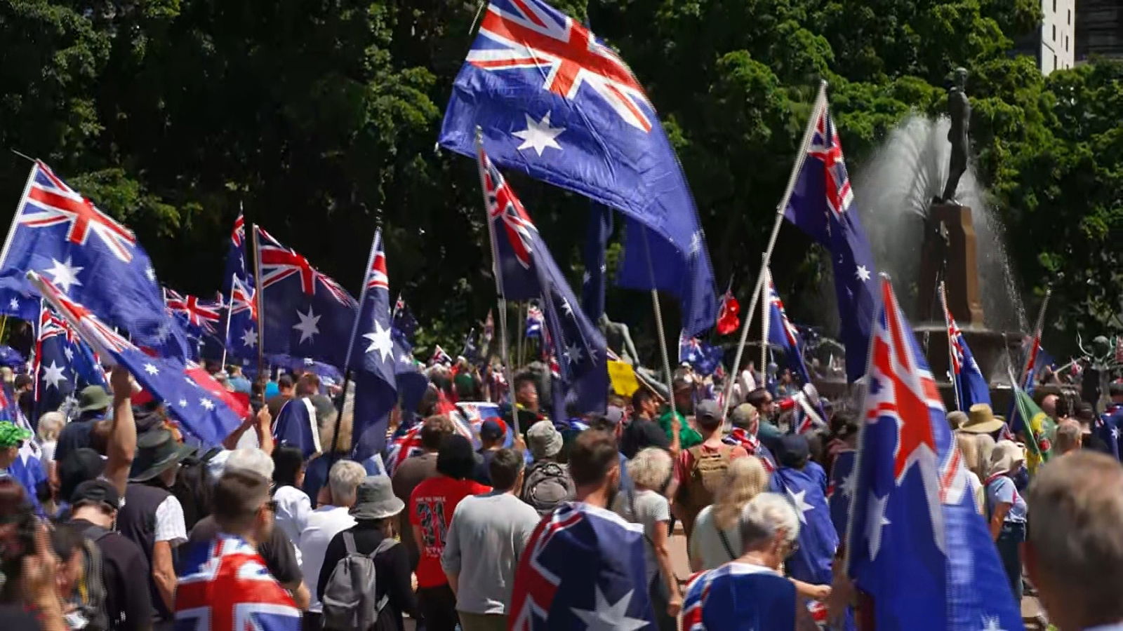 一群人挥舞着澳大利亚国旗