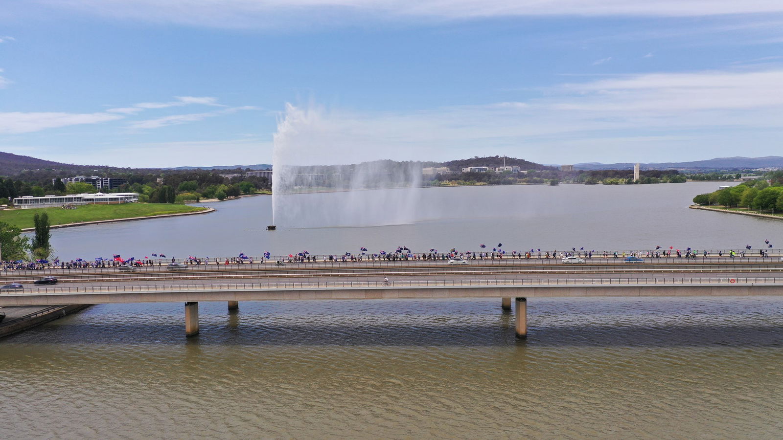 数百人正在过桥。