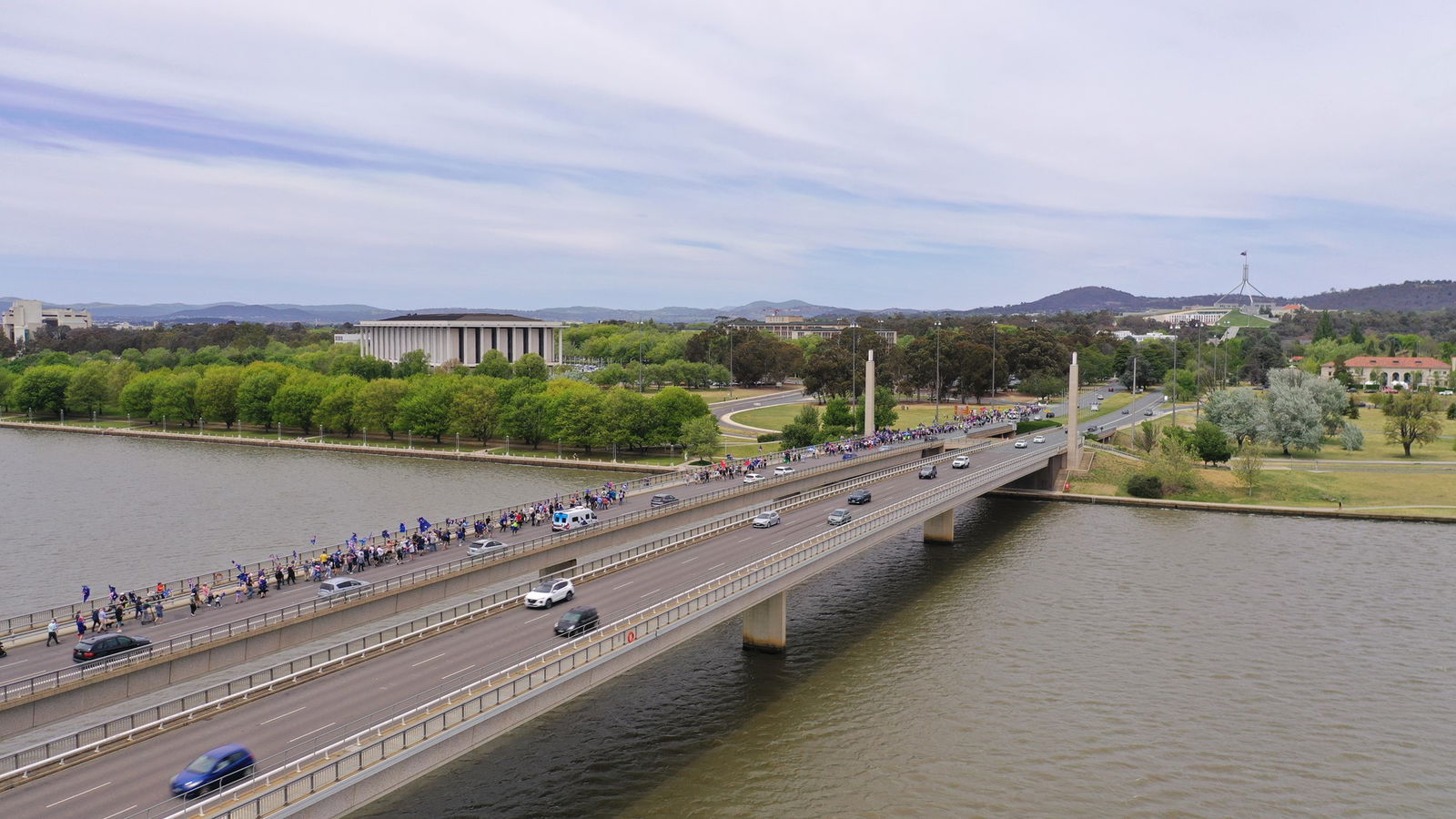 数百人正在过桥。
