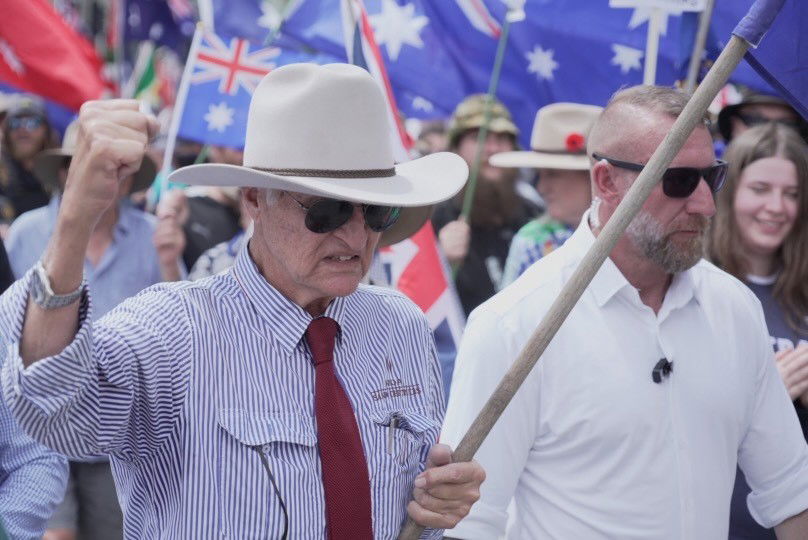 鲍勃·卡特 (Bob Katter) 举着他的第一个