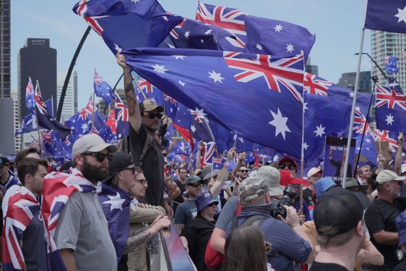 一群人挥舞着澳大利亚国旗