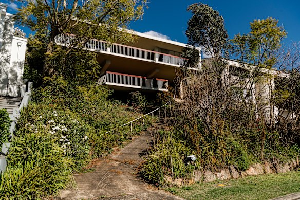 新南威尔士州犯罪委员会查获了与顶层公寓集团有关的价值 6000 万美元的资产，其中包括陈某在卡斯尔湾拥有的价值 510 万美元的住宅。