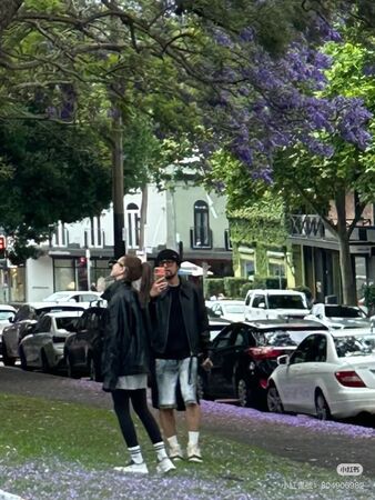 周杰伦拿新手机帮昆凌拍照。（翻摄小红书）