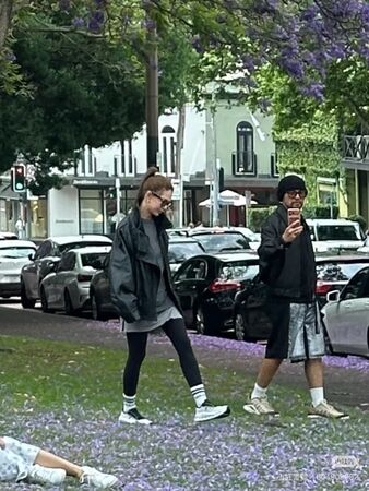 周杰伦拿著新iPhone 17，意外被关注。（翻摄小红书）