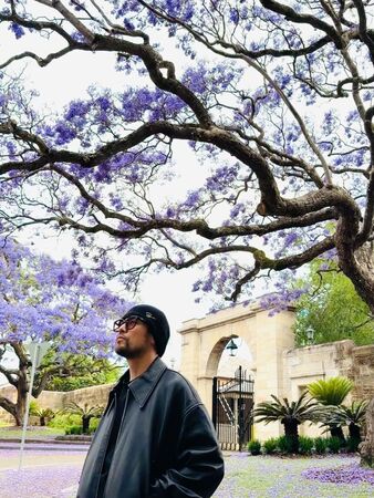 周杰伦在IG贴出在蓝花楹树下的照片。（翻摄周杰伦IG）