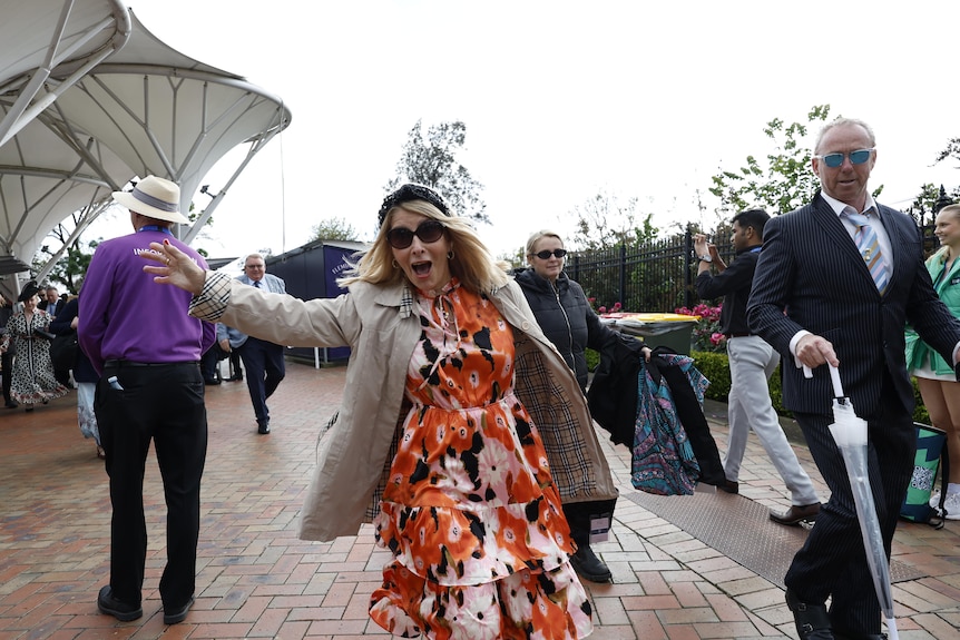 挥手的时尚女士