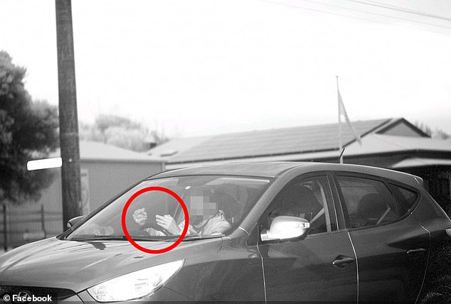 这名司机在驾车经过人工智能手机和安全带检测摄像头时，被拍到竖中指，因此被处以 661 美元的罚款。