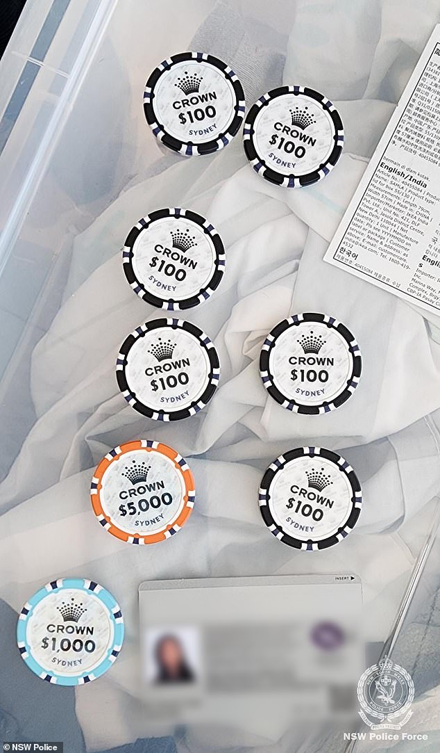 警方还查获了价值约6600美元的赌场筹码、名牌手提包和财务文件。