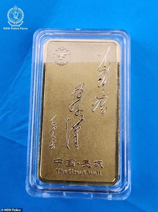 侦探们在清晨的突袭行动中缴获了一根价值约1万美元的金条。