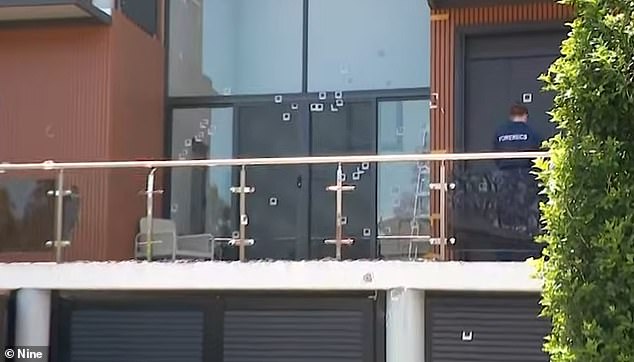 周六凌晨2点20分左右，警方接到报案称，悉尼西南区卡苏拉（Casula）一条安静的麦凯勒街（MacKellar Street）上一栋住宅遭到枪击。